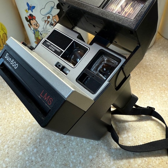 Polaroid Sun 600 LMS Camera - Black and Silver - Picture 9 of 16